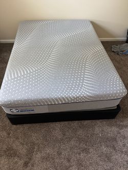 Sealy Posturepedic Hybrid Queen Mattress + Box – Like New