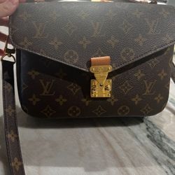 AUTHENTIC LV CROSSBODY PURSE 
