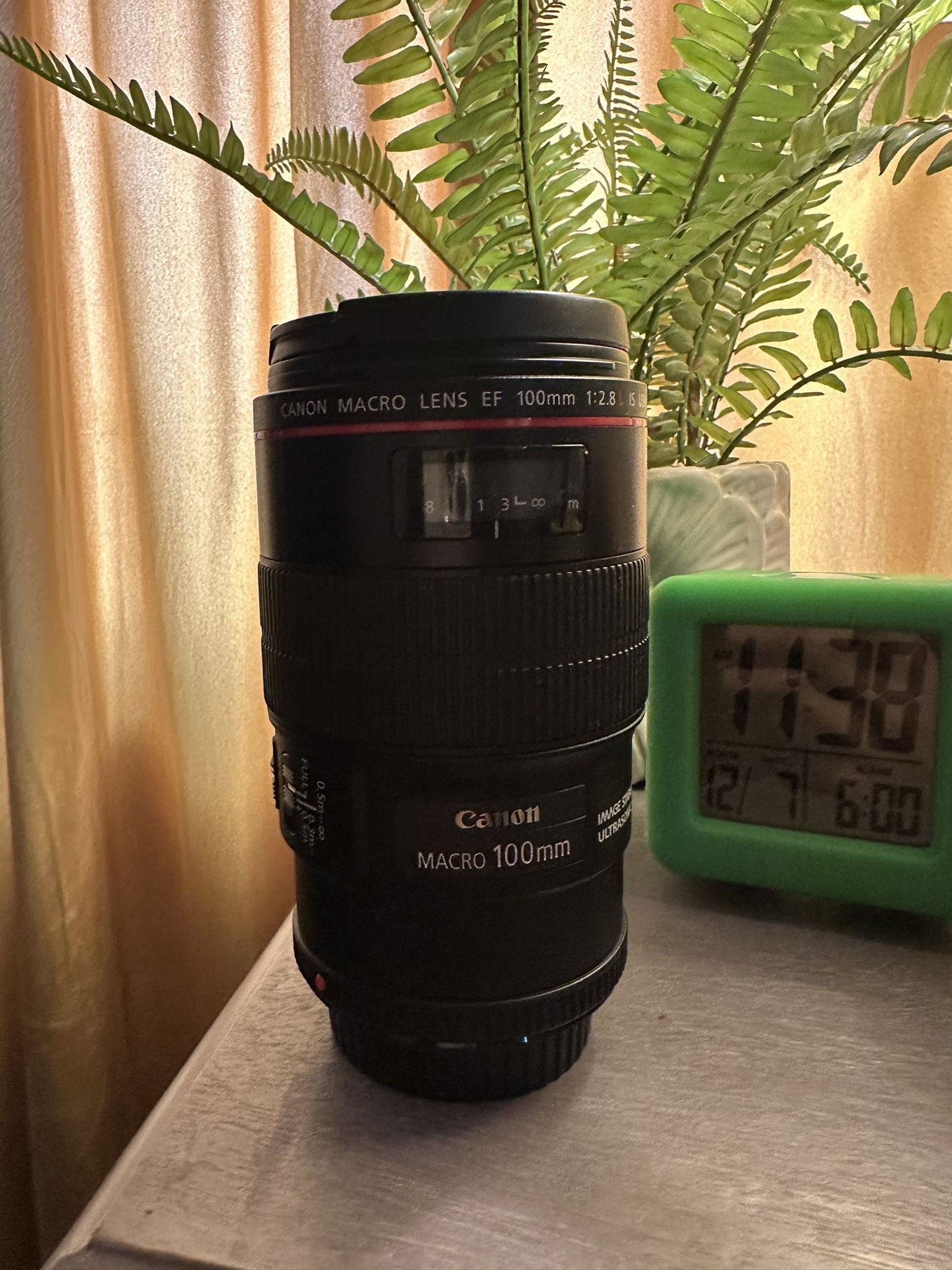 Canon Ef 100mm F/2.8L Macro Lens IS USM