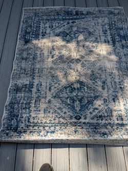 Surya area rug. 3'11x5'7