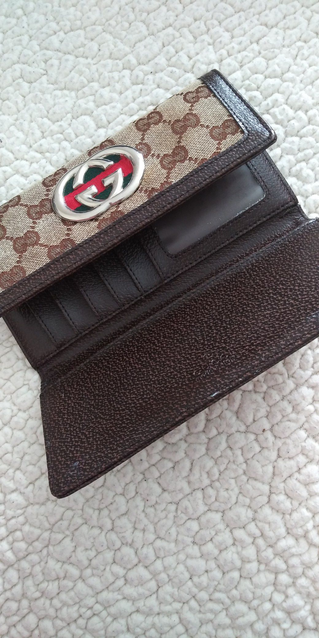 original gucci wallet has signs of use but they are pekenas. That's why I leave it varata. But the rest is perfect.
