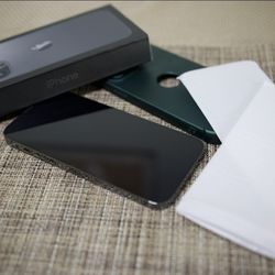 Apple iPhone 13 Pro Max – 256 GB – Excellent Condition – Unlocked/Carrier (AT&T) – Graphite