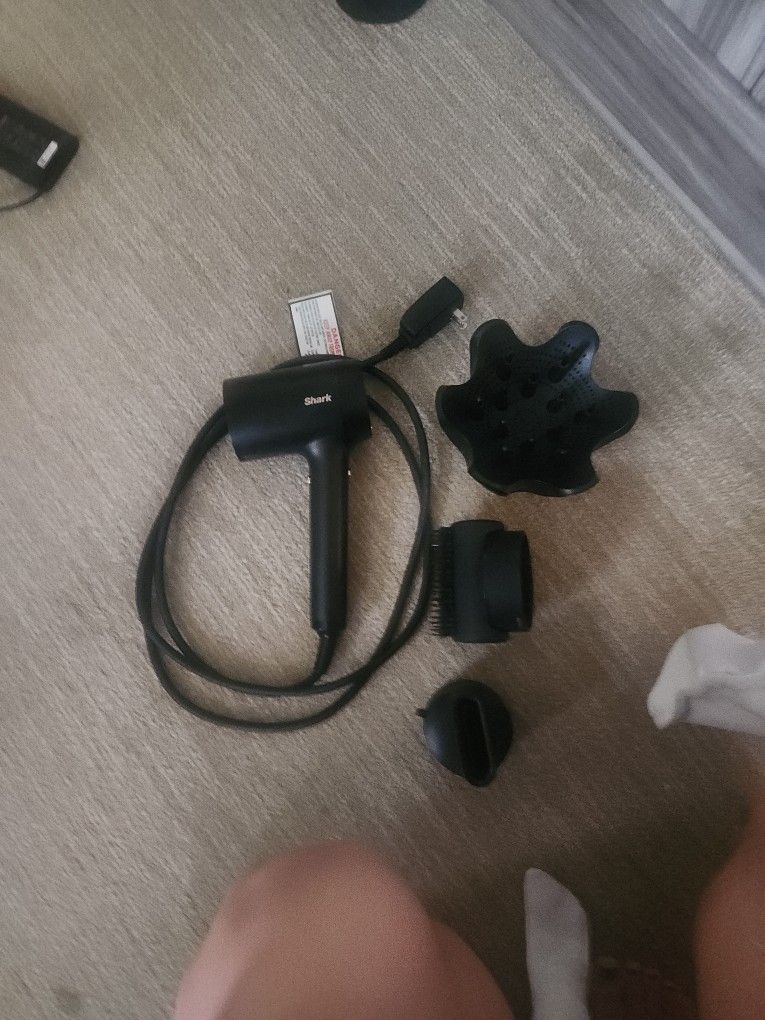 Shark IQ Hairdryer With Attachments 