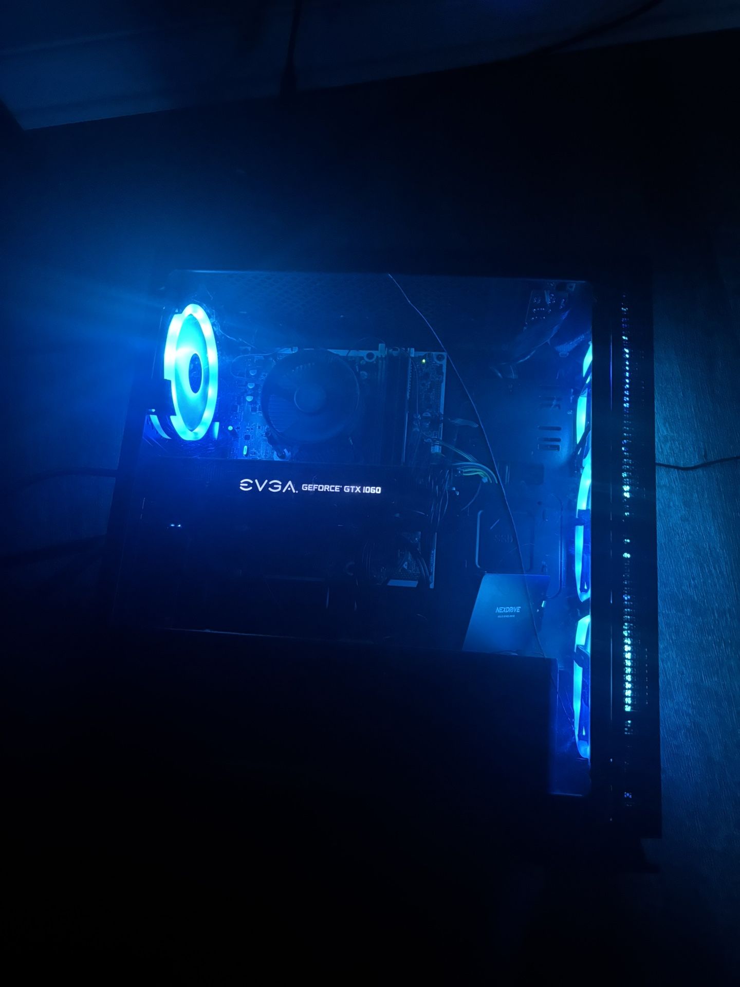 Gaming Pc i5 6600 gen 1060rtx crack on side but it dosent damage the pc at all