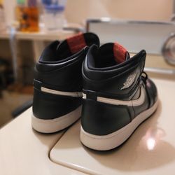 Jordan one mid Black/ white.