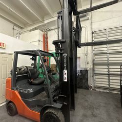 Forklift Toyota 6000lb Side-shift Triple Tower