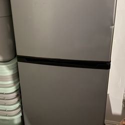 Mini-Fridge: 5 Cubic Feet 