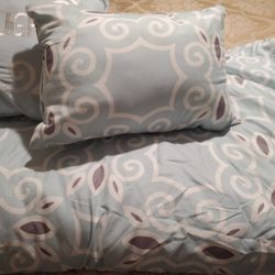queen size comforter set -11 pics includes bed skirt and 3 decorative pillows great condition 