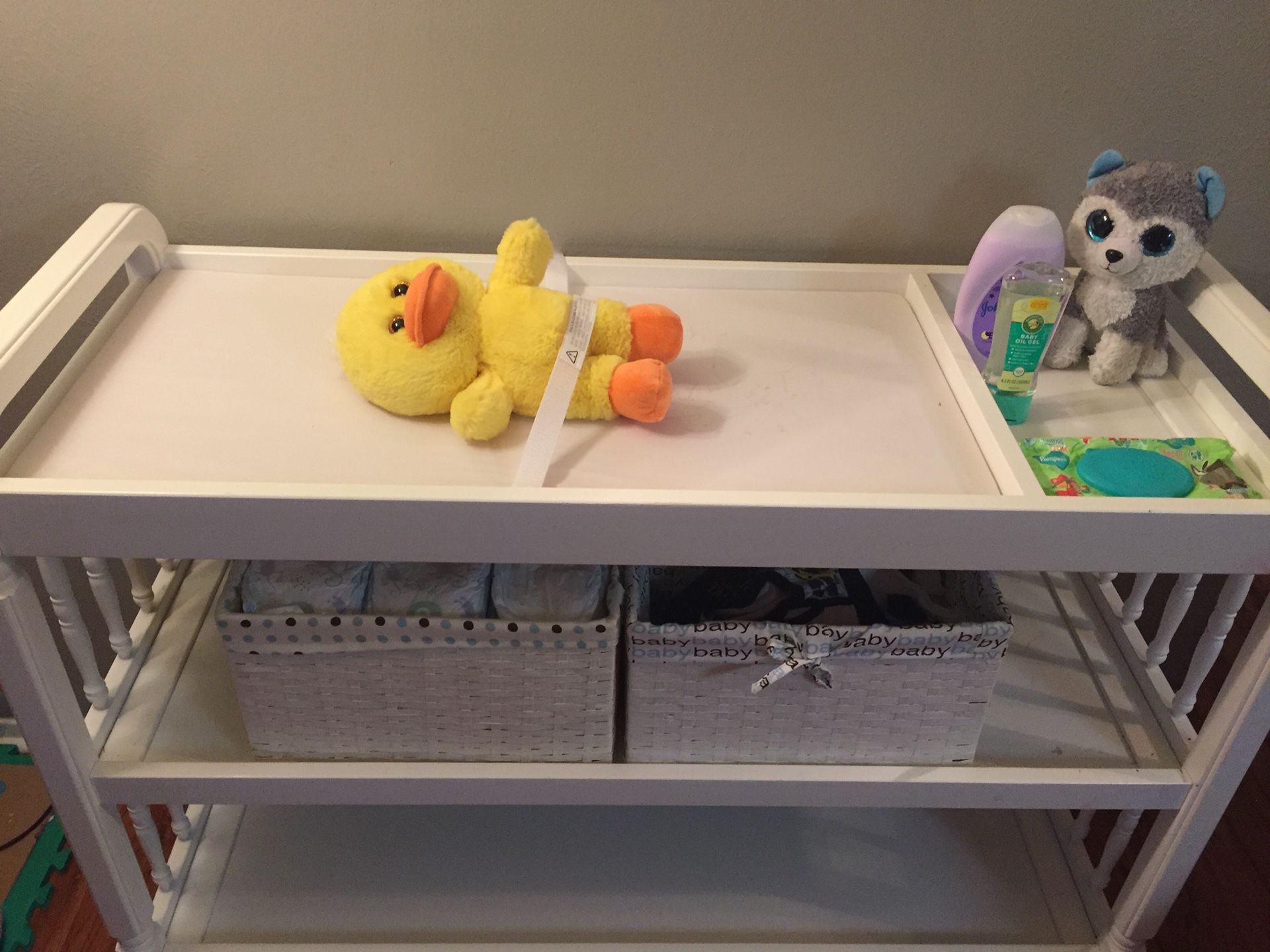 BABY CHANGING TABLE with extra space