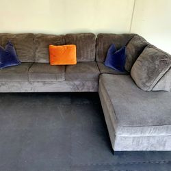 FREE DELIVERY!!!
Ashley Furniture: Beautiful Grey 2 Piece Sectional!!!
