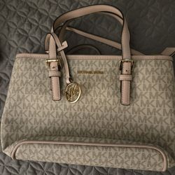 New Micheal Kors Purse