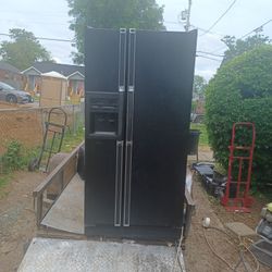 Refrigerator. Black. Side By Sode