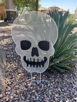 White Metal Skull Yard Sign