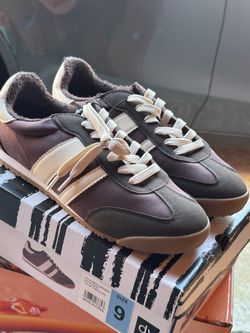 DV Women’s Sneaker Size 9