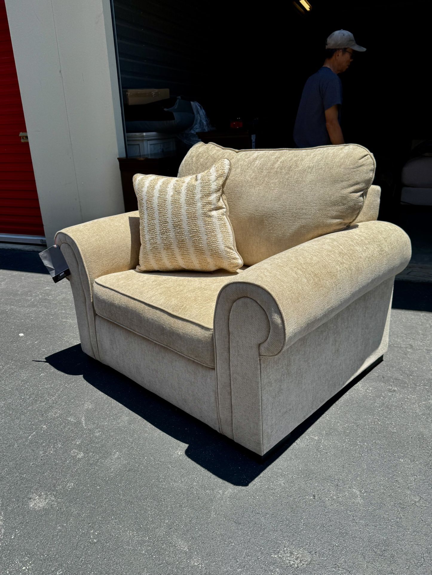 ASHLEY OVERSIZE LIVINGROOM CHAIR