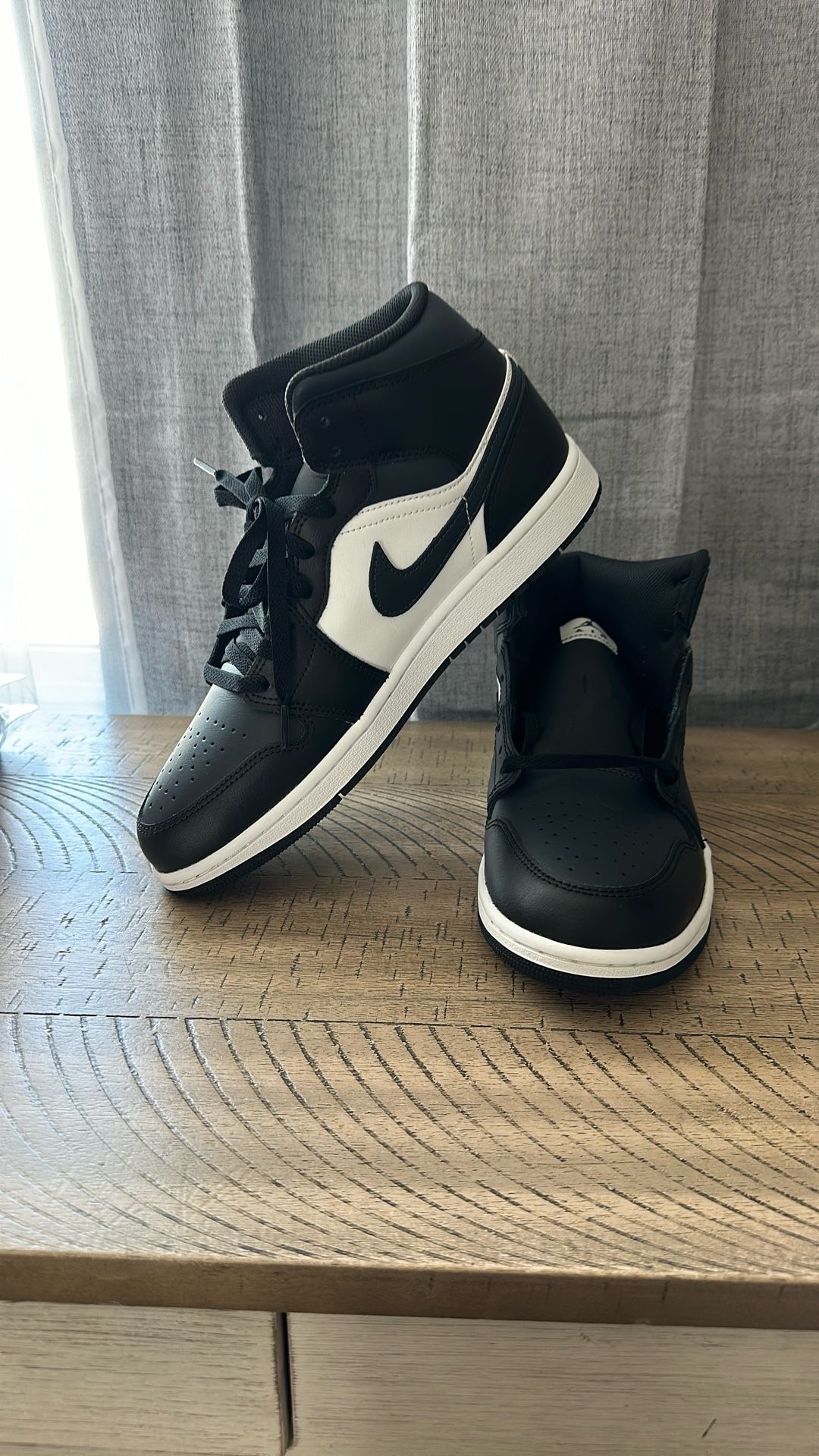 Mens Air Jordan Retro 1 Mid Shoes