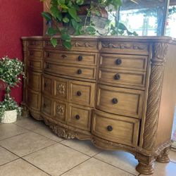 Exelent Dresser With 9 Drawers & Marble