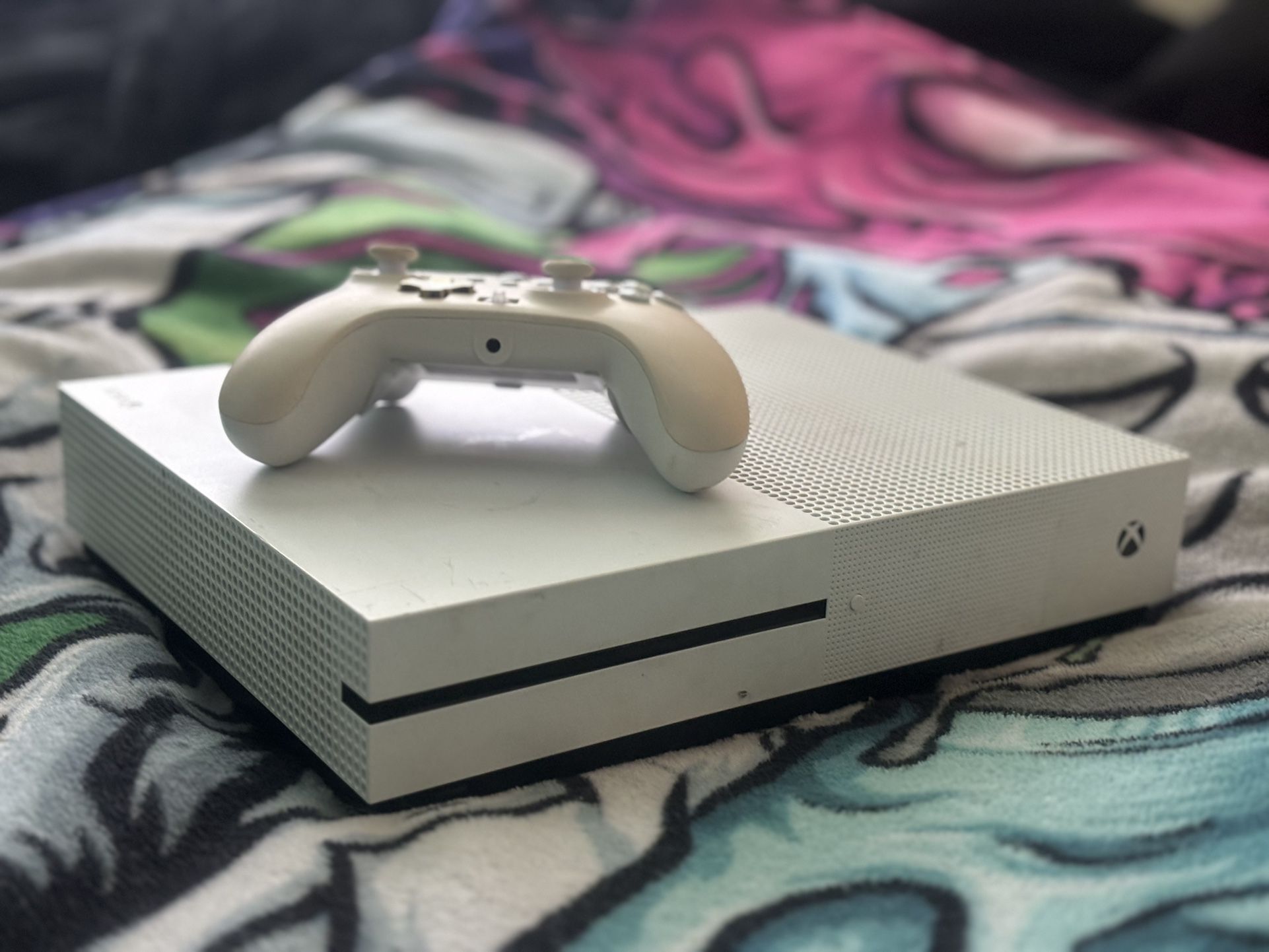XBOX ONE S W/ CONTROLLER 