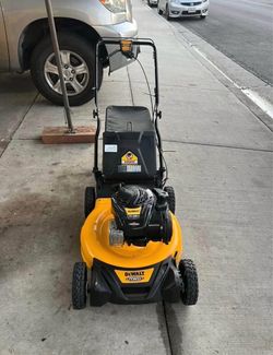 DEWALT 21 in. 150cc Briggs and Stratton 625ex Engine Rear Wheel Drive 2-in-1 Gas Self Propelled Walk Behind Lawn Mower