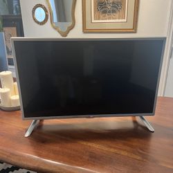 LG 32in 1080p Smart LED TV