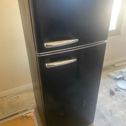 Galanz 7.6 Cu Ft Retro Top mount Refrigerator 