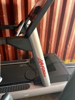 Life Fitness Integrity Classic Treadmill CSLX LOW HOURS!