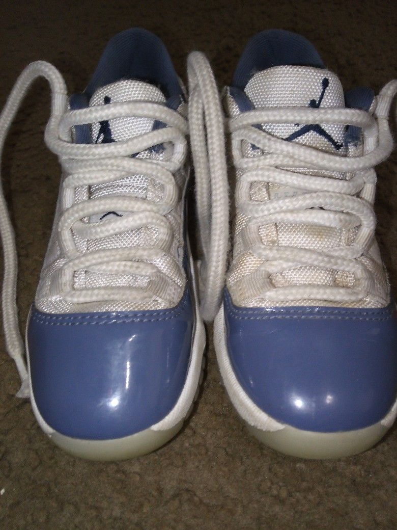 Kids Jordan 11s size 13C