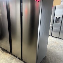 Like New 2025 Modern Stainless Steel Side-by-Side Refrigerator – Sleek Handleless Design – Large Capacity – Like New