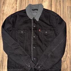 New men’s size medium Levi’s Sherpa jacket 