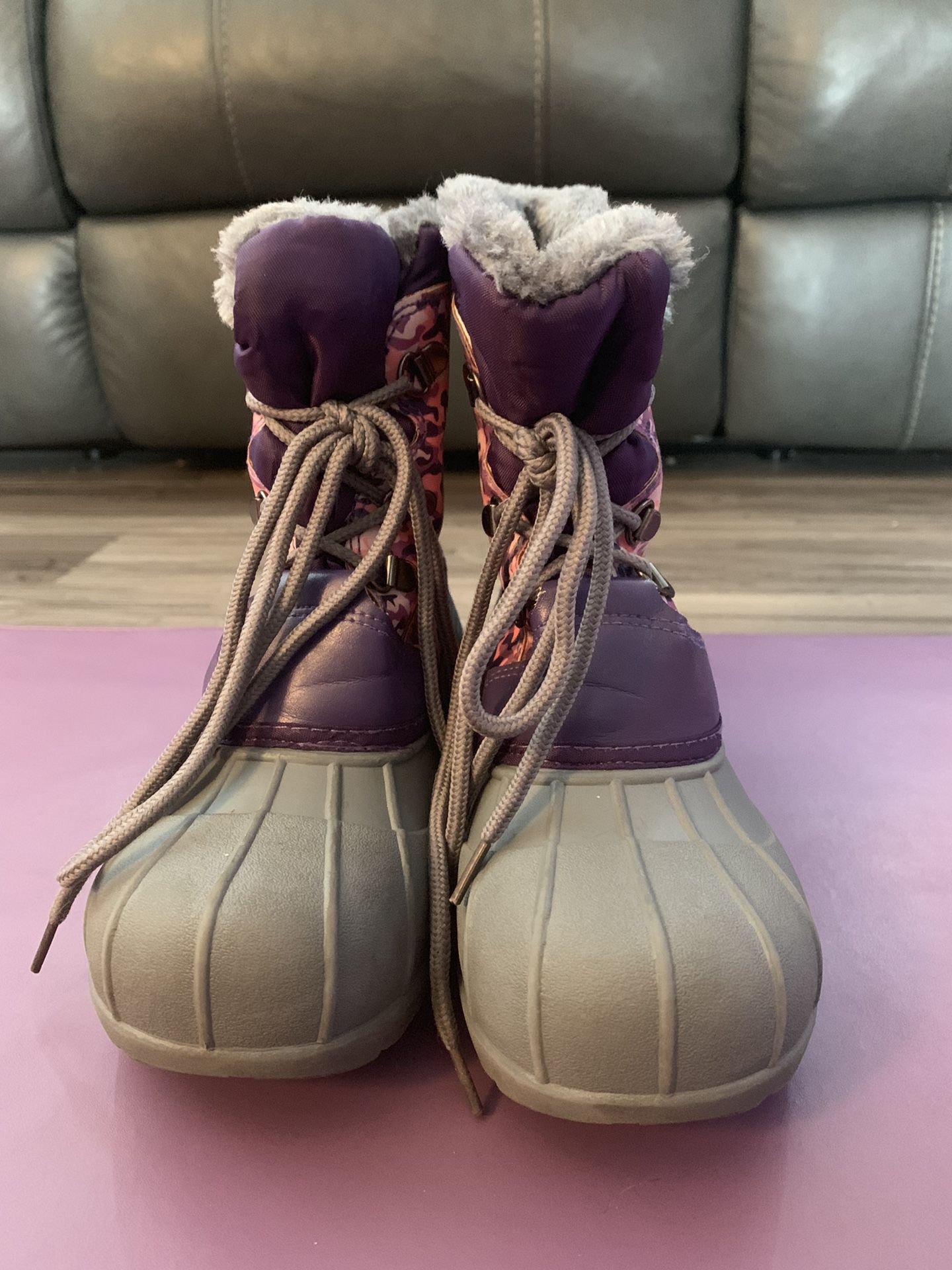Girls snow boots. Size 1