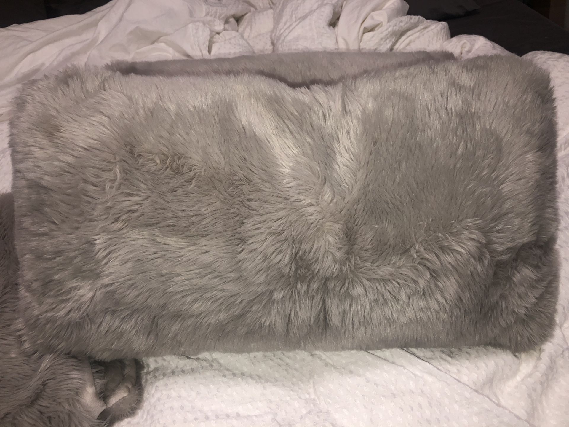 Faux fur blanket + 2 throw pillows