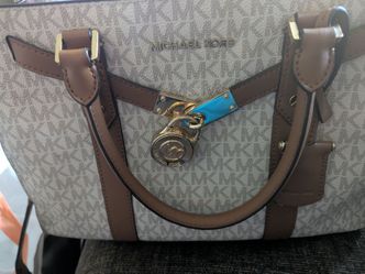 Michael kors like new purse, carried it a couple times. Still in good shape. Good condition looks brand new