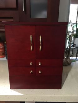 Jewelery and makeup storage
