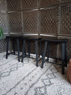 (3pc) Black, Counter Height (23in) Barstools, Saddle Style