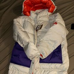 Women’s North Face Parka Size Medium Brand New