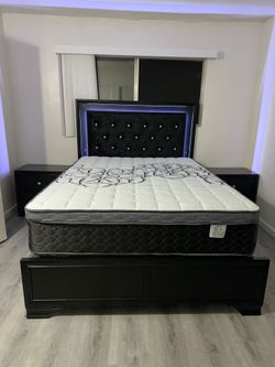Queen Size Bed Frame & mattress Only  new in a box.   Venta de camas  cama Queen y Colchon solamente