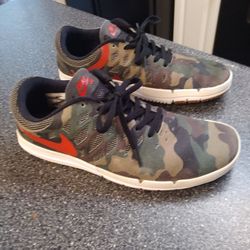 NIKE. SB. CAMO. SIZE. 9 MENS LIKE NEW