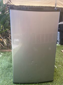 Magic Chef Mini Fridge w/ Freezer