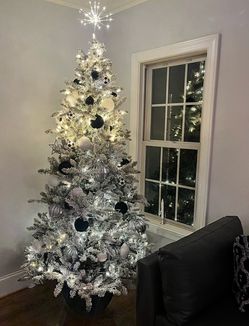 Artificial 7.5 pre-lit Christmas Tree Snow Covered Flocked Artificial 7.5 pre-lit Christmas Tree