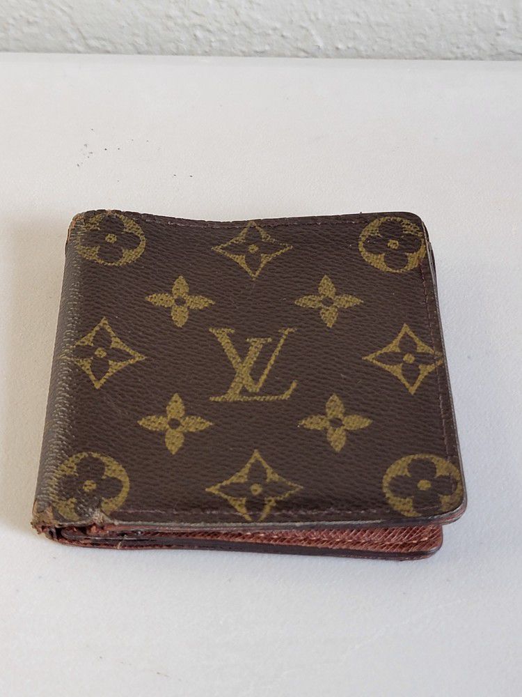 LOUIS VUITTON Monogram Mens Billfold Wallet Credit Card Slots for Sale in  Hialeah, FL - OfferUp