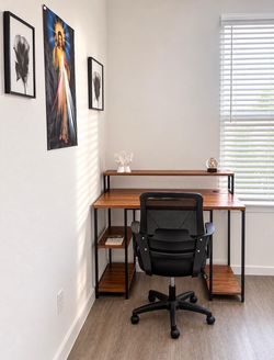 spañol: Escritorio con silla de oficina. English: Desk with office chair.