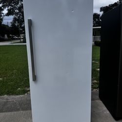 Hisense 22.2 CF Works Perfectly Fine-30 DAY WARRANTY (delivery Available)