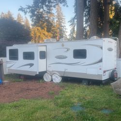 Travel Tráiler 31 Foot  Montana 2007