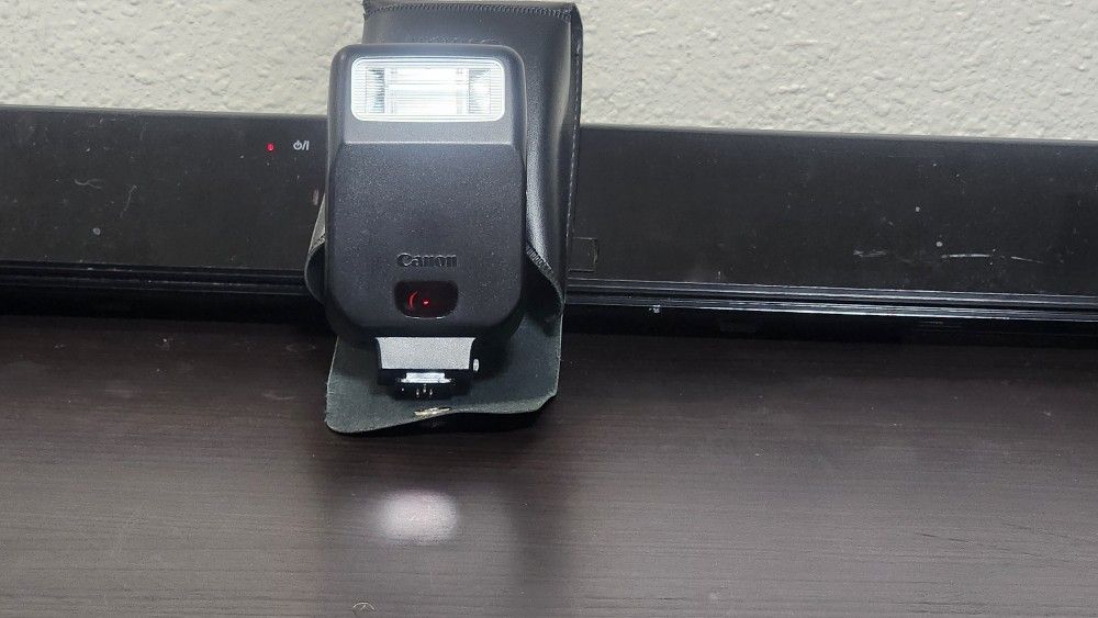 Canon 200E Speedlite Flash - With Case