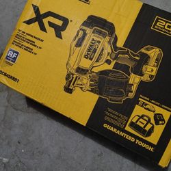 DEWALT XR 15° COIL ROOFING NAILER KIT.