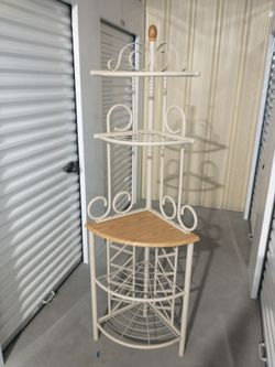 Corner shelf