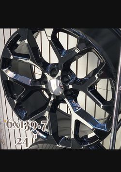 Nothing looks cleaner than a fresh set of 24s! 🛞🔥 ​⚡ Size: 24" 💥 Bolt Pattern: 6x139.7 🛻 Fits: Chevy Silverado/Tahoe, GMC Sierra/Yukon, Cadillac E