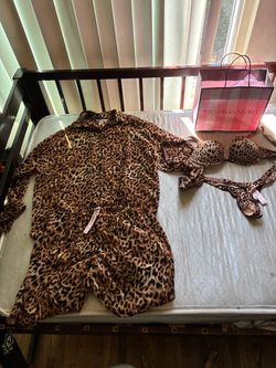 VICTORIA SECRET PAJAMAS + BINKI SET