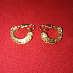 Pair Of Beautiful Vintage Old AVON Gold Tone Earrings