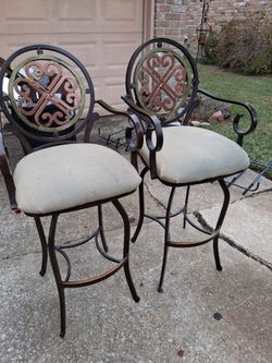 2 Swiveling Bar Stools